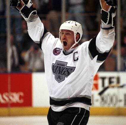 Wayne Gretzky (New York Rangers) jubelt noch einmal im Trikot der Los Angeles Kings -  (LAP99061505) Eishockey Herren NHL 1998 1999 Einzelbild Los Angeles, LA, L.A. Freude, Eishockey Herren NHL 1998 1999 Einzelbild Los Angeles, LA, L.A. Freude,