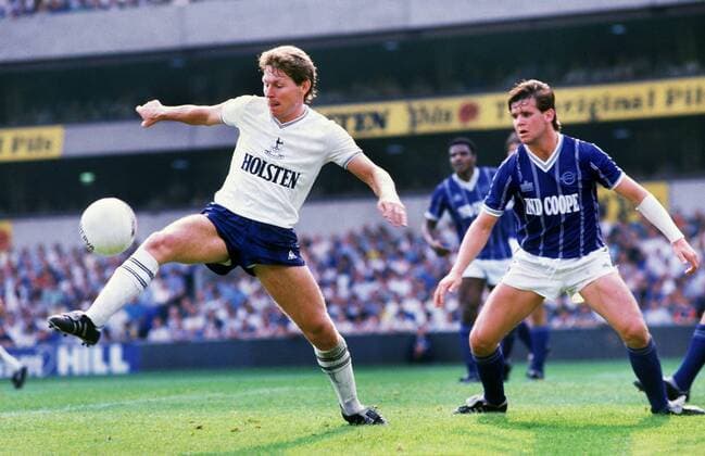 Clive Allen (Tottenham Hotspurs, li.) am Ball -  Fußball Herren English Football League First Division 1984 1985, One, 1. Englische Liga, Spurs Gruppe London Dynamik, Fußball Herren English Football League First Division 1984 1985, One, 1. Englische Liga, Spurs Gruppe London Dynamik,