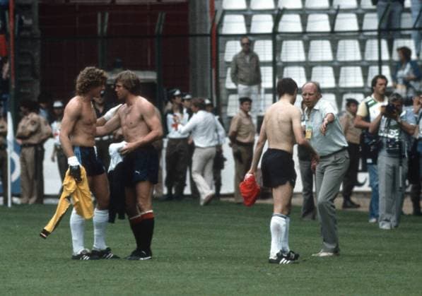 Torwart Harald Schumacher (BR Deutschland, li.) und Torwart Friedl Koncilia (Österreich, 2.v.li.) - Trikottausch, daneben ARD Reporter Dieter Adler (re.) im Gespräch mit Uli Stielike (beide BR Deutschland) Fußball Länderspiel Herren WM 1982, Nationalmannschaft, Nationaltrikot, Gruppe B Gruppe Gijon Harmonie, Fußball Länderspiel Herren WM 1982, Nationalmannschaft, Nationaltrikot, Gruppe B Gruppe Gijon Harmonie,