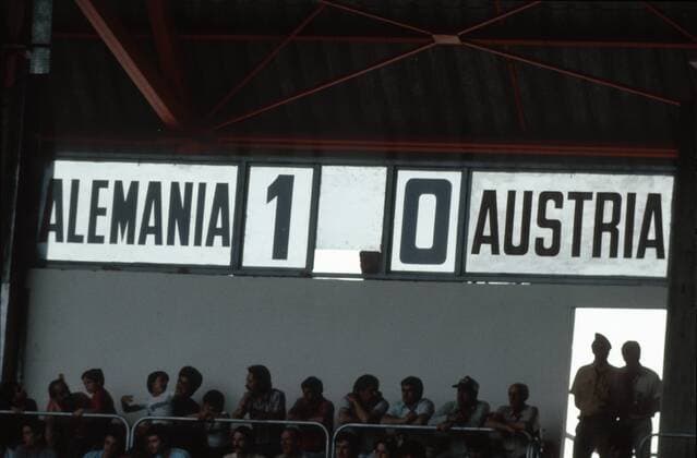 Alemania 1; Austria 0 - die manuelle Anzeigetafel im Gijoner Estadio El Molinon zeigt den Spielstand zwischen BR Deutschland und Österreich an Fußball Länderspiel Herren WM 1982, Nationalmannschaft, Gruppe B Totale Estadio El Molinon Gijon Fußball Länderspiel Herren WM 1982, Nationalmannschaft, Gruppe B Totale Estadio El Molinon Gijon
