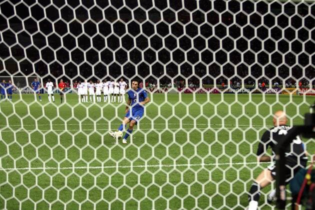 Elfmeterschießen WM Finale 2006 - Andrea Pirlo (Italien) verwandelt sicher gegen Torwart Fabien Barthez (Frankreich) -  Fußball WM Herren WM 2006, Länderspiel, Nationalteam, Nationaltrikot, Finale, Endspiel, Italien - Frankreich 6:4 n.E. Gruppe Berlin Dynamik, Fußball WM Herren WM 2006, Länderspiel, Nationalteam, Nationaltrikot, Finale, Endspiel, Italien - Frankreich 6:4 n.E. Gruppe Berlin Dynamik,