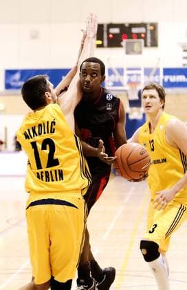 Ajou Deng (Guildford Heat, Mitte) gegen Goran Nikolic (li.) und Patrick Femerling (beide ALBA) Basketball EC 3 Herren ULEB Cup 2007 2008, Guildford Heat - ALBA Berlin 71:80 Gruppe Guildford Dynamik, Kampf, Basketball EC 3 Herren ULEB Cup 2007 2008, Guildford Heat - ALBA Berlin 71:80 Gruppe Guildford Dynamik, Kampf,