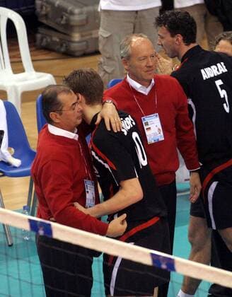 Bundestrainer Stelian Moculescu (li.) und Jochen Schöps (Mitte) - Schlussjubel, daneben Mannschaftsarzt Dr. Thomas Stahl (alle Deutschland) -  Volleyball Länderspiel Herren Olympiaqualifikation 2008, Olympia Qualifikation, Nationalmannschaft, Nationaltrikot Gruppe Izmir Freude, Volleyball Länderspiel Herren Olympiaqualifikation 2008, Olympia Qualifikation, Nationalmannschaft, Nationaltrikot Gruppe Izmir Freude,