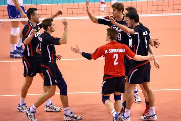 Teamjubel Deutschland, u.a. mit Stefan Hübner (hi. re.) -  Volleyball Länderspiel Herren Olympiaqualifikation 2008, Olympia Qualifikation, Nationalteam, Nationaltrikot Gruppe Izmir Freude, Volleyball Länderspiel Herren Olympiaqualifikation 2008, Olympia Qualifikation, Nationalteam, Nationaltrikot Gruppe Izmir Freude,