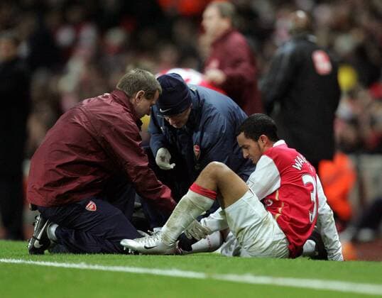Theo Walcott (Arsenal, re.) wird verletzt behandelt - EDITORIAL USE ONLY. No use with unauthorised audio, video, data, fixture lists, club league logos or live services. Online in-match use limited to 120 images, no video emulation. No use in betting, games or single club league player publications. Fußball Herren Carling Cup 2007 2008, League, Ligapokal, Pokalspiel, englischer Pokal, Halbfinale Gruppe London Fußball Herren Carling Cup 2007 2008, League, Ligapokal, Pokalspiel, englischer Pokal, Halbfinale Gruppe London