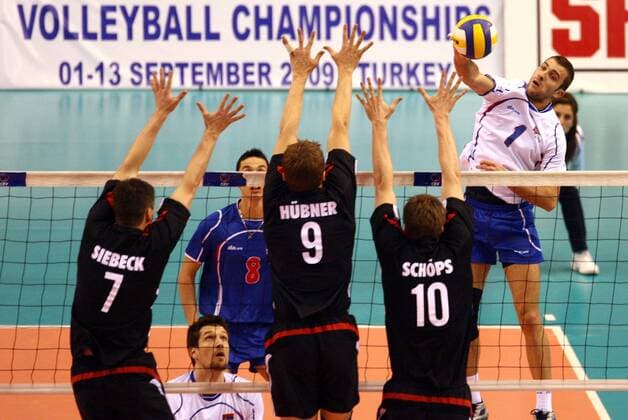 Nikola Kovacevic (Serbien, re.) gegen den Dreierblock von Mark Siebeck (li.), Stefan Hübner (2.v.li.) und Jochen Schöps (alle Deutschland) - Volleyball Länderspiel Herren Olympiaqualifikation 2008, Olympia Qualifikation, Nationalteam, Nationaltrikot Gruppe Izmir Dynamik, Volleyball Länderspiel Herren Olympiaqualifikation 2008, Olympia Qualifikation, Nationalteam, Nationaltrikot Gruppe Izmir Dynamik,