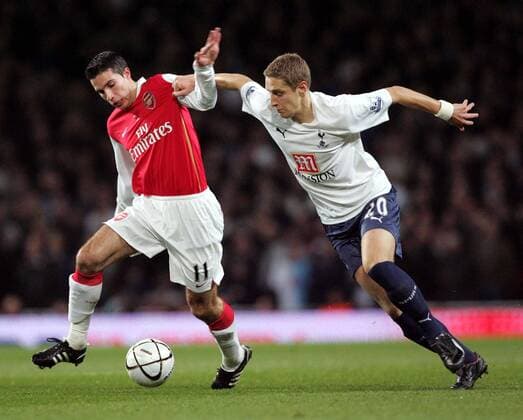 Robin van Persie (Arsenal, li.) gegen Michael Dawson (Tottenham Hotspurs) - EDITORIAL USE ONLY. No use with unauthorised audio, video, data, fixture lists, club league logos or live services. Online in-match use limited to 120 images, no video emulation. No use in betting, games or single club league player publications. Fußball Herren Carling Cup 2007 2008, League, Ligapokal, Pokalspiel, englischer Pokal, Halbfinale Gruppe London Dynamik, Fußball Herren Carling Cup 2007 2008, League, Ligapokal, Pokalspiel, englischer Pokal, Halbfinale Gruppe London Dynamik,