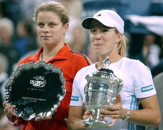 Tennis, US Open Damen Finale 2003, Justine Henin-Hardenne - Kim Clijsters Siegerin Justin Henin Hardenne (re.) und die Zweitplatzierte Kim Clijsters (beide Belgien) -  (NYP2003090640) Tennis Damen US Open 2003, Grand Slam, WTA Tour Gruppe Flushing Meadow, Meadows New York, N Y, NY Tennis Damen US Open 2003, Grand Slam, WTA Tour Gruppe Flushing Meadow, Meadows New York, N Y, NY