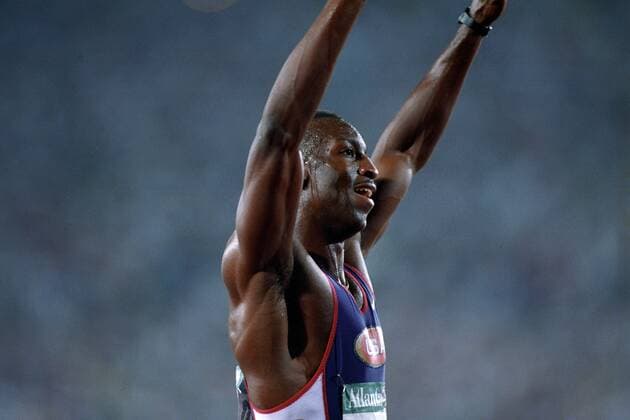 Michael Johnson (USA), 200 Meter Olympiasieger 1996, auf der Ehrenrunde Leichtathletik OS Sommer Herren Olympische Spiele 1996, Sommerspiele, Nationaltrikot, Vneg Einzelbild Atlanta Freude, Begeisterung, Leichtathletik OS Sommer Herren Olympische Spiele 1996, Sommerspiele, Nationaltrikot, Vneg Einzelbild Atlanta Freude, Begeisterung,