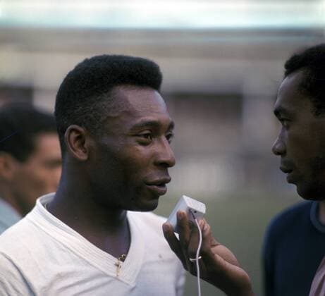 Pele (Brasilien, li.) gibt ein Interview Fußball Länderspiel Herren WM 1970, Nationalmannschaft, Training Gruppe Aufnahmedatum geschätzt Fußball Länderspiel Herren WM 1970, Nationalmannschaft, Training Gruppe Aufnahmedatum geschätzt