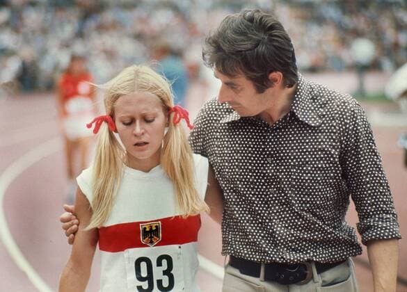 Trainer Gerd Osenberg stützt Ellen Tittel (beide BR Deutschland), die alles gegeben hat Leichtathletik Damen Sportfest 1972, Meeting, Nationaltrikot, 1500m, 1500 m, Meter, Mittelstrecke Gruppe Aufnahmedatum geschätzt Erschöpfung, Leichtathletik Damen Sportfest 1972, Meeting, Nationaltrikot, 1500m, 1500 m, Meter, Mittelstrecke Gruppe Aufnahmedatum geschätzt Erschöpfung,