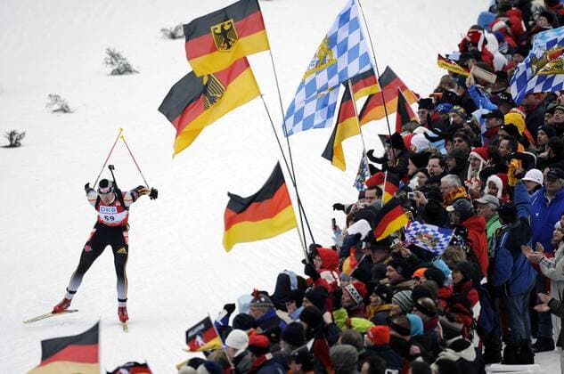 Michael Greis (Deutschland) vorbei an deutschen Fans Biathlon Herren Weltcup 2007 2008, Worldcup, Welt Cup, World, WC, Sprint, 10km, km, Kilometer Totale Ruhpolding Dynamik, Biathlon Herren Weltcup 2007 2008, Worldcup, Welt Cup, World, WC, Sprint, 10km, km, Kilometer Totale Ruhpolding Dynamik,