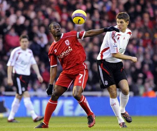 George Boateng (Middlesbrough, li.) gegen Steven Gerrard (Liverpool) - EDITORIAL USE ONLY. No use with unauthorised audio, video, data, fixture lists, club league logos or live services. Online in-match use limited to 120 images, no video emulation. No use in betting, games or single club league player publications. Fußball Herren English Premier League 2007 2008, 1. Englische Liga, Middlesbrough FC - FC Liverpool 1:1 Gruppe Middlesbrough Dynamik, Fußball Herren English Premier League 2007 2008, 1. Englische Liga, Middlesbrough FC - FC Liverpool 1:1 Gruppe Middlesbrough Dynamik,