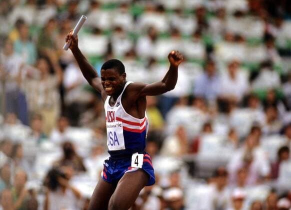 Carl Lewis (USA) jubelt über den Olympiasieg 1992 mit der 4 x 100 Meter Staffel Leichtathletik OS Sommer Herren Olympische Spiele 1992, Sommerspiele, 4x100m, m, Meter, Staffel, Staffellauf, Staffelrennen Einzelbild Barcelona Begeisterung, Freude, Leichtathletik OS Sommer Herren Olympische Spiele 1992, Sommerspiele, 4x100m, m, Meter, Staffel, Staffellauf, Staffelrennen Einzelbild Barcelona Begeisterung, Freude,
