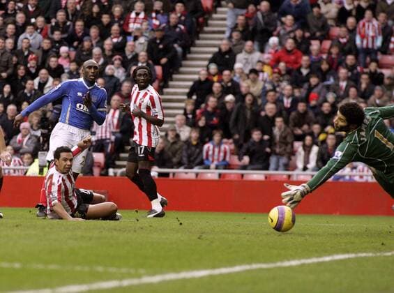 Kieran Richardson (Sunderland, li.) erzielt das 1:0 gegen Sol Campbell (hi.) und Torwart David James (beide Portsmouth) -  Fußball Herren English Premier League 2007 2008, 1. Englische Liga, Sunderland AFC - FC Portsmouth 2:0, FC Gruppe Sunderland Dynamik, Fußball Herren English Premier League 2007 2008, 1. Englische Liga, Sunderland AFC - FC Portsmouth 2:0, FC Gruppe Sunderland Dynamik,