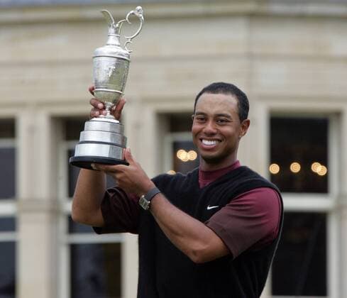 Eldrick Tiger Woods (USA), Sieger der British Open 2005, präsentiert die Claret Jug -  (lon2005071727) Golf Herren The British Open Championship 2005, PGA European Tour Einzelbild St. Andrews Freude, Golf Herren The British Open Championship 2005, PGA European Tour Einzelbild St. Andrews Freude,