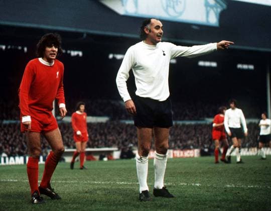 Alan Gilzean (Tottenham Hotspurs, re.) gibt Anweisungen, daneben Peter Cormack (Liverpool) -  Fußball Herren English Football League First Division 1972 1973, One, 1. Englische Liga, Spurs Gruppe London Fußball Herren English Football League First Division 1972 1973, One, 1. Englische Liga, Spurs Gruppe London