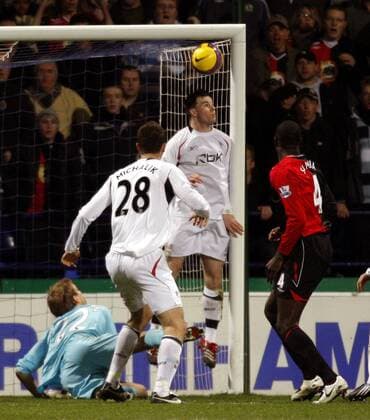 Christopher Samba (Blackburn, re.) erzielt das Tor zum 1:1 - EDITORIAL USE ONLY. No use with unauthorised audio, video, data, fixture lists, club league logos or live services. Online in-match use limited to 120 images, no video emulation. No use in betting, games or single club league player publications. Fußball Herren English Premier League 2007 2008, 1. Englische Liga, Bolton Wanderers - Blackburn Rovers 1:2 Gruppe Bolton Dynamik, Fußball Herren English Premier League 2007 2008, 1. Englische Liga, Bolton Wanderers - Blackburn Rovers 1:2 Gruppe Bolton Dynamik,