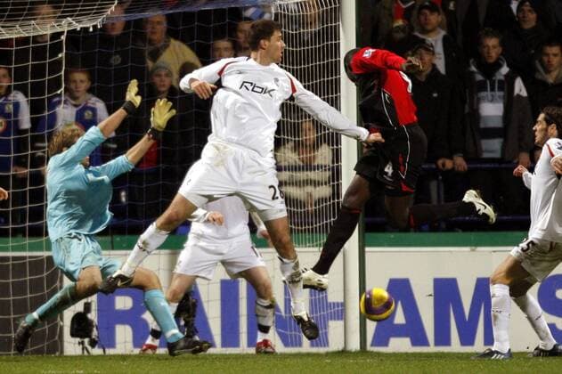 Christopher Samba (Blackburn, 2.v.re.) erzielt das Tor zum 1:1 - Lubomir Michalik (Bolton, 2.v.li.) kann nicht mehr eingreifen - EDITORIAL USE ONLY. No use with unauthorised audio, video, data, fixture lists, club league logos or live services. Online in-match use limited to 120 images, no video emulation. No use in betting, games or single club league player publications. Fußball Herren English Premier League 2007 2008, 1. Englische Liga, Bolton Wanderers - Blackburn Rovers 1:2 Gruppe Bolton Dynamik, Fußball Herren English Premier League 2007 2008, 1. Englische Liga, Bolton Wanderers - Blackburn Rovers 1:2 Gruppe Bolton Dynamik,