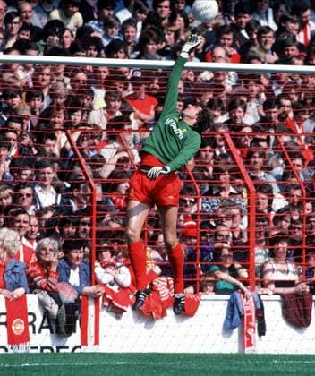 Torwart Ray Clemence (Liverpool) lenkt den Ball über die Latte -  Fußball Herren English Football League First Division 1979 1980, One, 1. Englische Liga, Liverpool FC Einzelbild Aufnahmedatum geschätzt Liverpool Abwehr, Dynamik, Höhe, Fußball Herren English Football League First Division 1979 1980, One, 1. Englische Liga, Liverpool FC Einzelbild Aufnahmedatum geschätzt Liverpool Abwehr, Dynamik, Höhe,