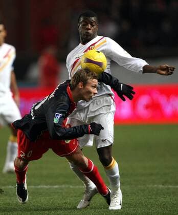 Clement Chantome (Paris St. Germain, vorn) gegen Lucien Aubey (Lens) - Fußball Herren Ligue 1 2007 2008, 1. Französische Liga, Paris Saint Germain - Racing Club Lens 3:0, RC, PSG Gruppe Paris Dynamik, Fußball Herren Ligue 1 2007 2008, 1. Französische Liga, Paris Saint Germain - Racing Club Lens 3:0, RC, PSG Gruppe Paris Dynamik,