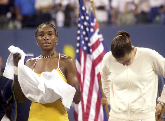Tennis, US Open Damen Finale 2000, Venus Williams - Lindsay Davenport Siegerin Venus Williams und Lindsay Davenport (beide USA) - (NYP2000090945) Tennis Damen US Open 2000, Grand Slam, WTA Tour Gruppe Flushing Meadow New York, N Y, NY Tennis Damen US Open 2000, Grand Slam, WTA Tour Gruppe Flushing Meadow New York, N Y, NY