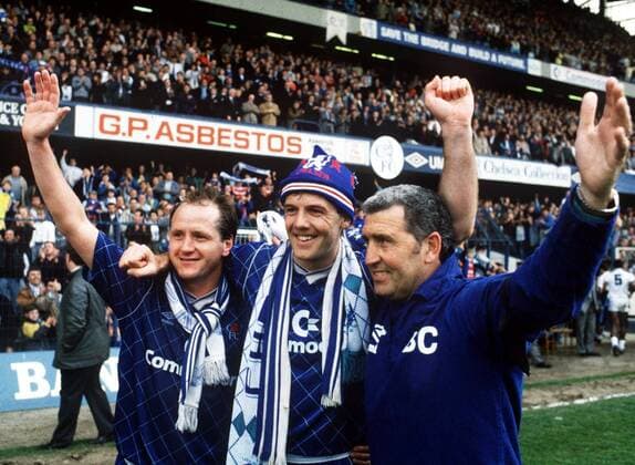 Peter Nicholas (li.), Kerry Dixon (Mitte) und Trainer Bobby Campbell (alle Chelsea) feiern den Erstligaaufstieg - Fußball Herren English Football League Second Division 1988 1989, Two, 2. Englische Liga, Chelsea FC London Gruppe London Glück, Harmonie, Freude, Fußball Herren English Football League Second Division 1988 1989, Two, 2. Englische Liga, Chelsea FC London Gruppe London Glück, Harmonie, Freude,