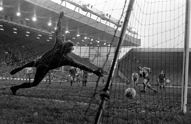 Torwart Ray Clemence (Liverpool) ist gegen den Elfmeter von Alan Ball (Arsenal) machtlos -  Fußball Herren English Football League First Division 1972 1973, One, 1. Englische Liga Gruppe Anfield Road Liverpool Abwehr, Dynamik, Fußball Herren English Football League First Division 1972 1973, One, 1. Englische Liga Gruppe Anfield Road Liverpool Abwehr, Dynamik,