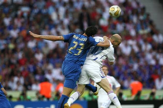Marco Materazzi (Italien, li.) gegen Zinedine Zidane (Frankreich) -  Fußball Länderspiel Herren WM 2006, Nationalmannschaft, Nationaltrikot, Finale, Endspiel Gruppe Aufmacher Berlin Dynamik, Kampf, Fußball Länderspiel Herren WM 2006, Nationalmannschaft, Nationaltrikot, Finale, Endspiel Gruppe Aufmacher Berlin Dynamik, Kampf,