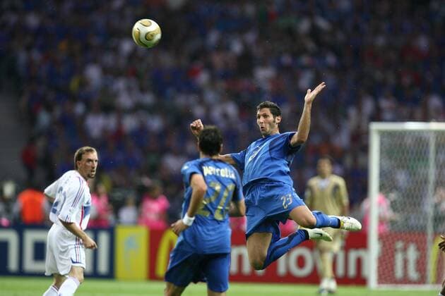 Marco Materazzi (re.) am Ball, daneben Simone Perrotta (beide Italien, Mitte) und Franck Ribery (Frankreich) -  Fußball Länderspiel Herren WM 2006, Nationalmannschaft, Nationaltrikot, Finale, Endspiel Gruppe Aufmacher Berlin Dynamik, Höhe, Fußball Länderspiel Herren WM 2006, Nationalmannschaft, Nationaltrikot, Finale, Endspiel Gruppe Aufmacher Berlin Dynamik, Höhe,