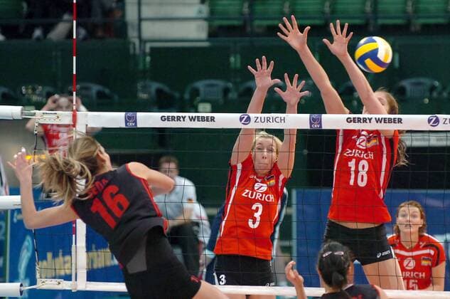 Seda Tokatlioglu (Türkei, li.) gegen Tanja Hart (Mitte) und Corina Ssuschke (beide Deutschland) Volleyball Länderspiel Damen Olympiaqualifikation 2008, Olympia Qualifikation, Nationalmannschaft, Deutschland - Türkei 3:0 Gruppe Halle Westfalen Dynamik, Volleyball Länderspiel Damen Olympiaqualifikation 2008, Olympia Qualifikation, Nationalmannschaft, Deutschland - Türkei 3:0 Gruppe Halle Westfalen Dynamik,