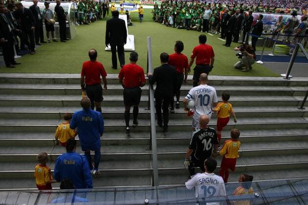 Einmarsch in den Innenraum des Berliner Olympiastadions - Fabio Cannavaro (Italien, li.) und Zinedine Zidane (Frankreich, re.) führen ihre Teams hinter dem Schiedsrichtergespann um FIFA Schiedsrichter Horacio Elizondo ... - Fußball Länderspiel Herren WM 2006, Nationalmannschaft, Nationaltrikot, Finale, Endspiel Totale hinten, Rücken, Rückansicht, Rückennummer Berlin, Olympiastadion Fußball Länderspiel Herren WM 2006, Nationalmannschaft, Nationaltrikot, Finale, Endspiel Totale hinten, Rücken, Rückansicht, Rückennummer Berlin, Olympiastadion