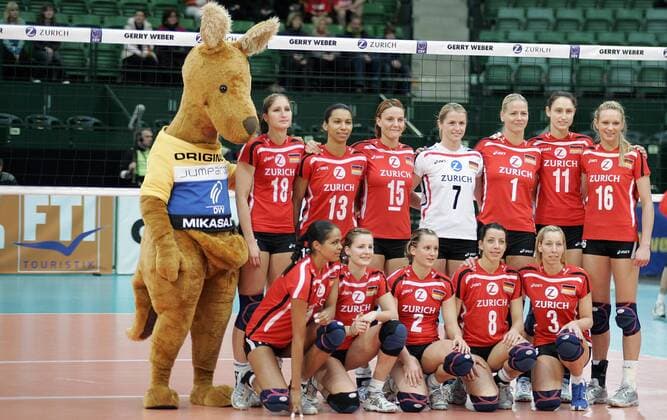 Kader Deutschland, hi.v.li.: Maskottchen, Corina Ssuschke, Atika Bouagaa, Angelina Grün, Libero Heike Beier, Hanka Pachale, Christiane Fürst, Margareta Kozuch; vorn: Kathy Radzuweit, Linda Dörendahl, Kathleen Weiß, Cornelia Dumler und Tanja Hart Volleyball Länderspiel Damen Olympiaqualifikation 2008, Olympia Qualifikation, Nationalmannschaft, Nationaltrikot, Totale Margarethe Halle Westfalen Volleyball Länderspiel Damen Olympiaqualifikation 2008, Olympia Qualifikation, Nationalmannschaft, Nationaltrikot, Totale Margarethe Halle Westfalen