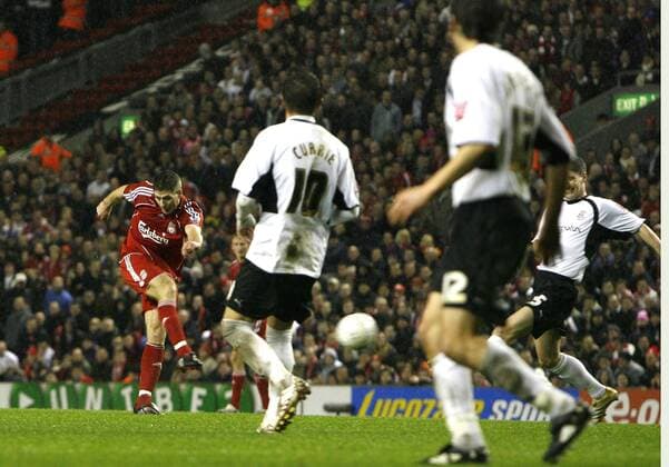 Steven Gerrard (Liverpool, li.) erzielt das 5:0 - EDITORIAL USE ONLY. No use with unauthorised audio, video, data, fixture lists, club league logos or live services. Online in-match use limited to 120 images, no video emulation. No use in betting, games or single club league player publications. Fußball Herren FA Cup 2007 2008, Englischer Pokal, Pokalspiel, FC Liverpool o0 - Luton Town 5:0 Gruppe Liverpool Dynamik, Fußball Herren FA Cup 2007 2008, Englischer Pokal, Pokalspiel, FC Liverpool o0 - Luton Town 5:0 Gruppe Liverpool Dynamik,