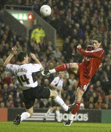 Fernando Torres (Liverpool, re.) gegen Stephen Robinson (Luton) - EDITORIAL USE ONLY. No use with unauthorised audio, video, data, fixture lists, club league logos or live services. Online in-match use limited to 120 images, no video emulation. No use in betting, games or single club league player publications. Fußball Herren FA Cup 2007 2008, Englischer Pokal, Pokalspiel, FC Liverpool - Luton Town 5:0 Gruppe Liverpool Dynamik, Fußball Herren FA Cup 2007 2008, Englischer Pokal, Pokalspiel, FC Liverpool - Luton Town 5:0 Gruppe Liverpool Dynamik,