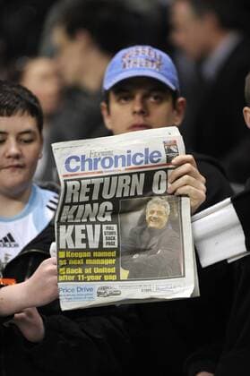 Return of King Kev - Ein Anhänger von Newcastle United präsentiert die Schlagzeile des Evening Chronicle bezüglich der bevorstehenden Anstellung von Trainer Kevin Keegan (England) - EDITORIAL USE ONLY. No use with unauthorised audio, video, data, fixture lists, club league logos or live services. Online in-match use limited to 120 images, no video emulation. No use in betting, games or single club league player publications. Fußball Herren FA Cup 2007 2008, Englischer Pokal, Pokalspiel, Newcastle United Einzelbild Newcastle Fußball Herren FA Cup 2007 2008, Englischer Pokal, Pokalspiel, Newcastle United Einzelbild Newcastle