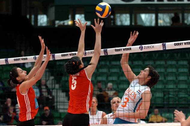 Francien Huurman (Niederlande, re.) gegen Aysun Özbek (Mitte) und Kirdar Gözde (beide Türkei) Volleyball Länderspiel Damen Olympiaqualifikation 2008, Olympia Qualifikation, Nationalteam, Nationaltrikot, Türkei - Neiderlande Gruppe Halle Westfalen Volleyball Länderspiel Damen Olympiaqualifikation 2008, Olympia Qualifikation, Nationalteam, Nationaltrikot, Türkei - Neiderlande Gruppe Halle Westfalen