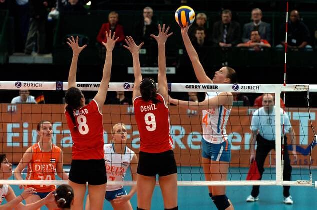 Chaine Staelens (Niederlande, re.) gegen Hakyemez Deniz (Mitte) und Toksoy Bahar (beide Türkei) Volleyball Länderspiel Damen Olympiaqualifikation 2008, Olympia Qualifikation, Nationalteam, Nationaltrikot, Türkei - Niederlande Gruppe Halle Westfalen Volleyball Länderspiel Damen Olympiaqualifikation 2008, Olympia Qualifikation, Nationalteam, Nationaltrikot, Türkei - Niederlande Gruppe Halle Westfalen