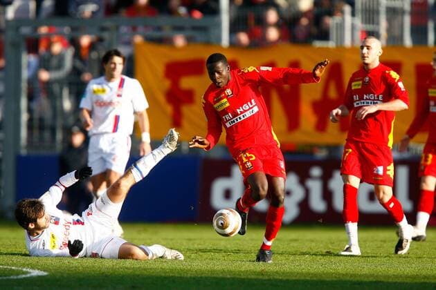 Alphousseyni Keita (Le Mans, Mitte) gegen Juninho Pernambucano (Lyon) -  (pan24008) Fußball Herren Coupe de la Ligue 2007 2008, Französischer Pokal, Ligapokal, Pokalspiel Gruppe Le Mans Dynamik, Fußball Herren Coupe de la Ligue 2007 2008, Französischer Pokal, Ligapokal, Pokalspiel Gruppe Le Mans Dynamik,