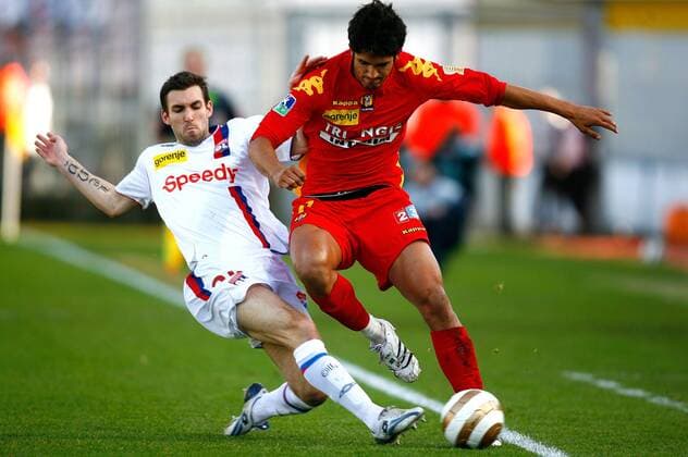 Anthony Reveillere (Le Mans, re.) gegen Tulio de Melo (Lyon) -  (pan24008) Fußball Herren Coupe de la Ligue 2007 2008, Französischer Pokal, Ligapokal, Pokalspiel Gruppe Le Mans Dynamik, Fußball Herren Coupe de la Ligue 2007 2008, Französischer Pokal, Ligapokal, Pokalspiel Gruppe Le Mans Dynamik,