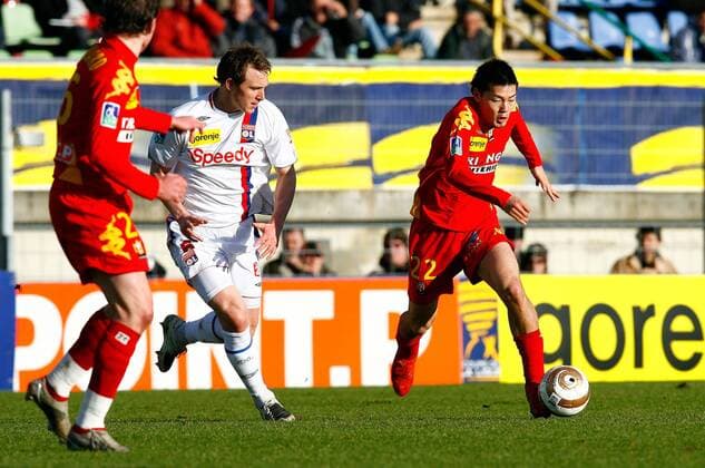 Daisuke Matsui (Le Mans, re.) gegen Kim Källström (Lyon) -  (pan24008) Fußball Herren Coupe de la Ligue 2007 2008, Französischer Pokal, Ligapokal, Pokalspiel Gruppe Le Mans Dynamik, Fußball Herren Coupe de la Ligue 2007 2008, Französischer Pokal, Ligapokal, Pokalspiel Gruppe Le Mans Dynamik,