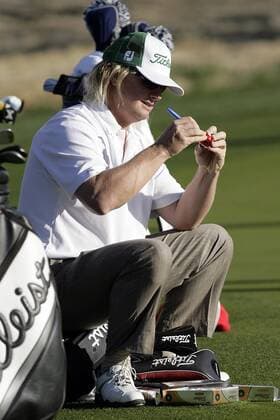Charley Hoffman (USA) markiert einen Ball - (Icon36961677) Golf Herren Bob Hope Chrysler Classic 2008, PGA Tour Einzelbild Palm Springs Golf Herren Bob Hope Chrysler Classic 2008, PGA Tour Einzelbild Palm Springs EDITORIAL USE ONLY