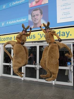 Zwei Männer in Känguru Kostümen verweisen auf das bevorstehende Match von Philipp Kohlschreiber (Deutschland) Tennis Herren Australian Open 2008, Grand Slam, ATP Tour Gruppe Melbourne Komik, Tennis Herren Australian Open 2008, Grand Slam, ATP Tour Gruppe Melbourne Komik,