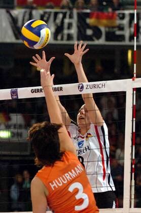Cornelia Dummler (Deutschland, re.) gegen Francien Huurman (Niederlande) Volleyball Länderspiel Damen Olympiaqualifikation 2008, Olympia Qualifikation, Nationalteam, Nationaltrikot Gruppe Halle Westfalen Volleyball Länderspiel Damen Olympiaqualifikation 2008, Olympia Qualifikation, Nationalteam, Nationaltrikot Gruppe Halle Westfalen