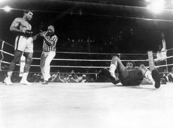 Themen der Woche - SPORT Muhammad Ali (li.) schickt George Foreman auf die Bretter, Ringrichter Zach Clayton (alle USA) geht dazwischen -  (ARK1974102927) Boxen WM Herren WBC WBA WM 1974, Boxsport, Profiboxen, Schwergewicht, Totale Kinshasa Boxen WM Herren WBC WBA WM 1974, Boxsport, Profiboxen, Schwergewicht, Totale Kinshasa