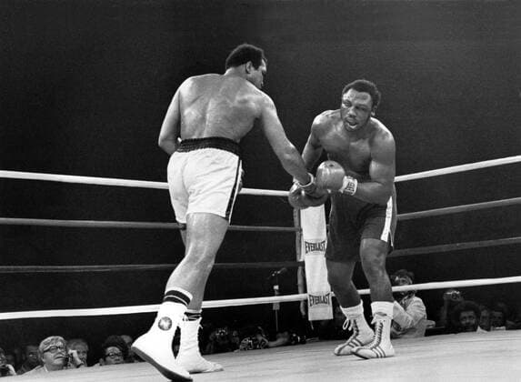 Muhammad Ali (li.) gegen Joe Frazier (beide USA) -  (ARK1975100151) Boxen WM Herren WBC WBA WM 1975, Boxsport, Profiboxen, Schwergewicht, Gruppe Manila, Quezon City Boxen WM Herren WBC WBA WM 1975, Boxsport, Profiboxen, Schwergewicht, Gruppe Manila, Quezon City