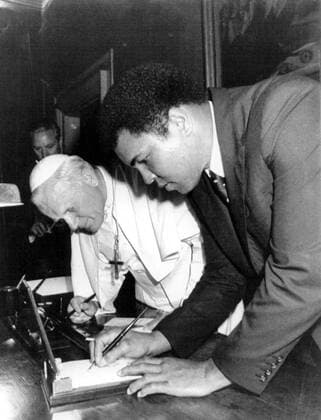 Muhammad Ali (USA, re.) zu Besuch bei Papst Johannes Paul II im Vatikanstaat -  (ARK1982060424) Boxen Herren Boxsport 1982, Profiboxen, Schwergewicht, Audienz, Gruppe Rom, Vatikan, Vatikanstaat Boxen Herren Boxsport 1982, Profiboxen, Schwergewicht, Audienz, Gruppe Rom, Vatikan, Vatikanstaat