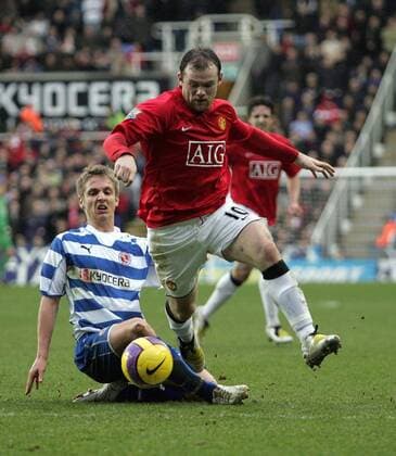 Wayne Rooney (Manchester United, re.) gegen Kevin Doyle (Reading) - EDITORIAL USE ONLY. No use with unauthorised audio, video, data, fixture lists, club league logos or live services. Online in-match use limited to 120 images, no video emulation. No use in betting, games or single club league player publications. Fußball Herren English Premier League 2007 2008, 1. Englische Liga, Reading FC - ManU 0:2 Gruppe Reading Dynamik, Fußball Herren English Premier League 2007 2008, 1. Englische Liga, Reading FC - ManU 0:2 Gruppe Reading Dynamik,