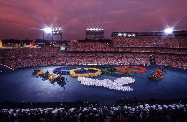 Choreographie im Stadioninnenraum während der Eröffnungsfeier der Olympischen Sommerspiele 1996 in Atlanta OS Sommer Herren Olympische Sommerspiele Atlanta 1996, Spiele, Totale Olympiastadion Atlanta OS Sommer Herren Olympische Sommerspiele Atlanta 1996, Spiele, Totale Olympiastadion Atlanta