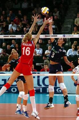 Eleonora Dziekiewicz (Polen, re.) im Duell Volleyball Länderspiel Damen Olympia Qualifikation 2008, Olympiaqualifikation, Nationalmannschaft, Nationaltrikot Finale Endspiel Gruppe Rußland - Polen 3:2 Halle Westfalen Dynamik, Volleyball Länderspiel Damen Olympia Qualifikation 2008, Olympiaqualifikation, Nationalmannschaft, Nationaltrikot Finale Endspiel Gruppe Rußland - Polen 3:2 Halle Westfalen Dynamik,